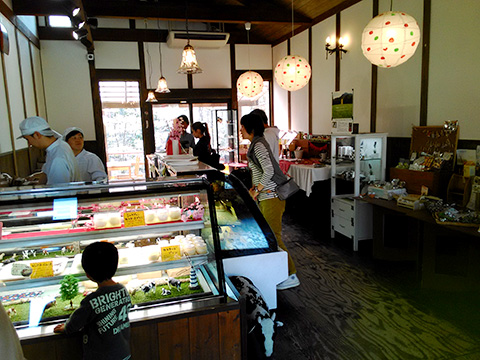 上野原チーズケーキ店内