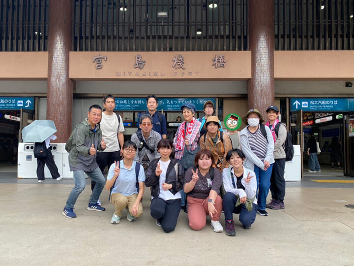 宮島に到着してフェリー乗り場で集合写真