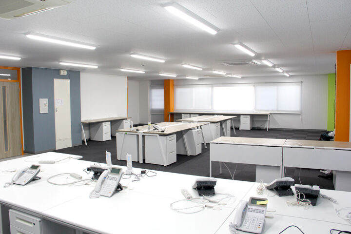 営業と制作フロア